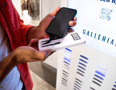 Uomo che ricarica il suo telefono con un mattone